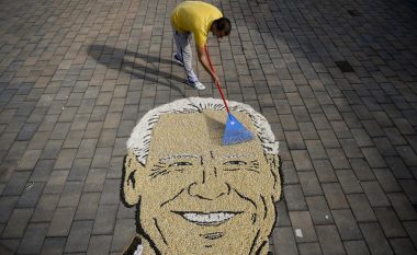 Artisti kosovar Alkent Pozhegu kësaj radhe portretizoi me fara Joe Biden, bën jehonë në mediet ndërkombëtare