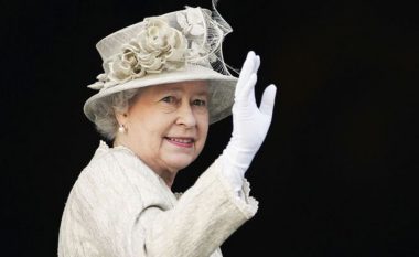 Kjo është arsyeja pse Mbretëresha Elizabeth II mban gjithmonë doreza