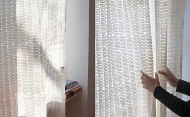 Perdet që mbajnë temperaturë konstante 25 gradë celsius në dhomë