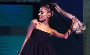 Hap pas hapi: Stilisti i flokëve të Ariana Grande-s ju tregon si të bëni bishtin tipik të këngëtares