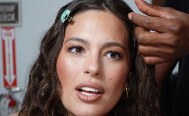 Ashley Graham: Bazën e lëkurës e përbëjnë pastruesit e butë për fytyrë dhe serumi