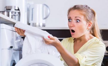 Zgjidhje e lehtë: Çfarë duhet të bëni kur çorapja e kuqe ngjyros rrobat e bardha?