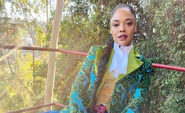 Tessa Thompson shkëlqen në gërshetin super të gjatë, me detaje interesante