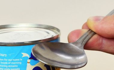 Nuk keni çelës për hapje të konservës – Mos u brengosni, hapeni lehtë – me lugë