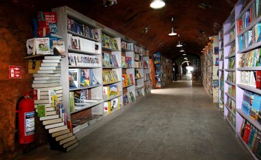 Mbledhësit e plehrave ndërtuan një bibliotekë për librat e braktisur
