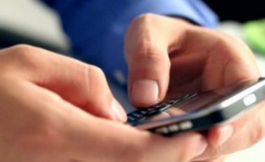Një qytetar nga Mitrovica e veriut kanoset përmes telefonit nga fëmijët e tij që jetojnë në Serbi