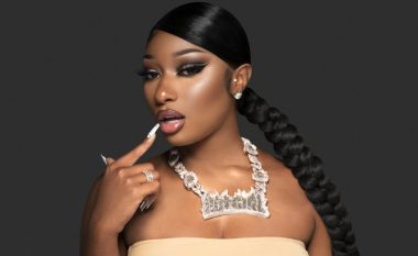 Megan Thee Stallion tregon flokët natyrale