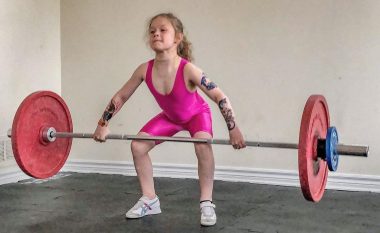 Shtatëvjeçarja më e fortë në botë: Mund të ngrejë pesha 80 kilogramëshe