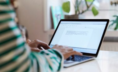 Kurrë mos i dërgoni këto 15 gjëra me mesazh ose e-mail