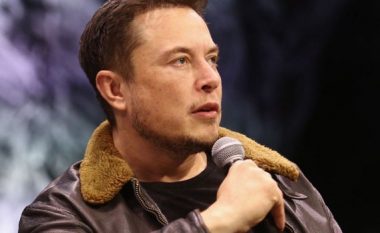 Elon Musk i përgjigjet një kërkese nga një person që i kishte dërguar të njëjtin mesazh 154 herë