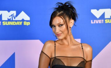 Askush s’i rikthen vitet ’90 si Bella Hadid: Si ta rikrijoni stilin e saj me ca detaje të thjeshta!