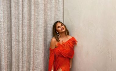 Chrissy Teigen bëhet gati për tapetin e kuq edhe pse nuk ka një të tillë