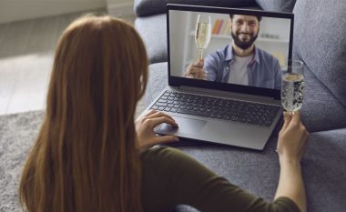 Hulumtimet kanë treguar: Lidhjet të cilat fillojnë online në internet zgjasin më shumë se të tjerat