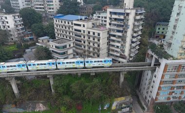 Treni i cili kalon drejtpërdrejt nëpër objektin e banimit është bërë atraksion botëror