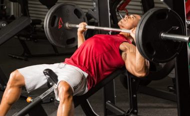 Mënyra e vetme më e drejtë se si bëhet ‘bench-press’ për të ndërtuar pjesën e sipërme të trupit