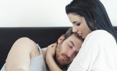 Ç’mund të bëni nëse e ndjeni se diçka ‘ngec’ me ju në shtrat