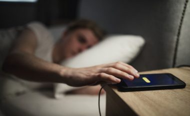 A e lini telefonin tuaj në karikues gjatë natës? Kjo mund të mos jetë një ide e mirë
