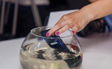 Sa është i mbrojtur telefoni juaj nga uji? Ja se çfarë duhet t’i kushtoni vëmendje