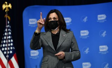 Kamala Harris vesh kostum elegant kombinuar me perlat e saj të veçanta në takimin e radhës