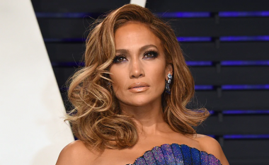 Jennifer Lopez tregon flokët e saj natyral