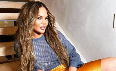 Me ndihmën e sandaleve, Chrissy Teigen shndërroi xhaketën sportive në fustan