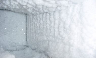 Largoni akullin nga frigoriferi shpejt dhe me lehtësi me këtë metodë!