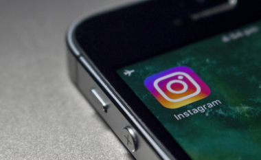 Algoritmi i Instagram i shtyn përdoruesit drejt keqinformimit COVID-19