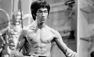 Dëshiron të kesh muskuj barku si të Bruce Lee? Po pra edhe ne tani e dimë se si