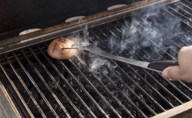 Zgjidhje e thjeshtë: Është më mirë t’i pastroni grilat e skarës me një qepë