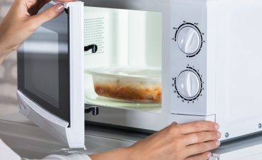 Ushqimet që nuk duhet t’i ngrohni më kurrë në mikrovalë