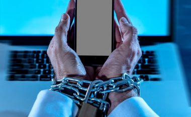 Nëse identifikoheni me më shumë se gjysmën e këtyre gjërave, ju jeni të fiksuar pas mediave sociale
