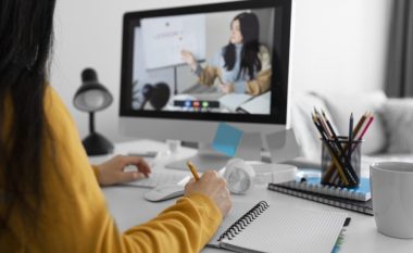 Tre arsye pse duhet të studioni online