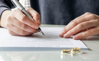 Çiftet që nuk grinden shpesh, i japin fund martesës me divorc