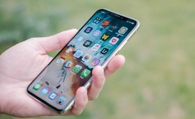 Apple – më në fund mund të keni qasje ne telefonin tuaj duke përdorur Face ID derisa jeni me maskë, vetëm nëse keni një Apple Watch