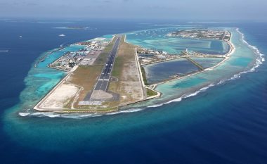 Duket sikur aeroplanët po zhyten në oqean: E frikshme dhe shumë e mrekullueshme – ulja në Aeroportin Mala