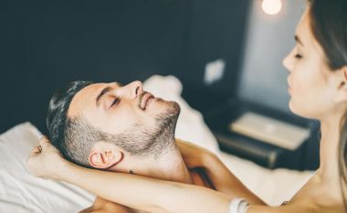 A aktrojnë orgazëm meshkujt: Mësoni se si e bëjnë dhe si reagojnë ndaj saj