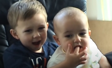 Videoja virale “Charlie bit my finger” do të dalë në ankand dhe do të fshihet nga YouTube