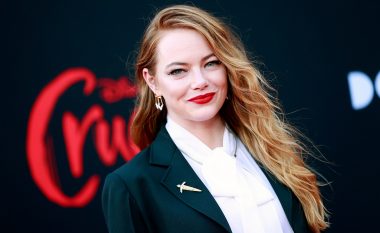 Emma Stone shkëlqen në tapetin e kuq të ‘Cruella’, i pari që merr pjesë pas lindjes