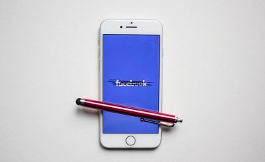 Google Play zbret vlerësimin për Facebook nga 4.0 në 2.6.