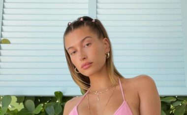 Hailey Bieber provon një stilim flokësh që rikthen plotësisht në vitet ’90