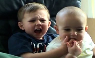 Videoja “Charlie kafshoi gishtin tim” shitet për 760 mijë dollarë dhe do të fshihet nga YouTube