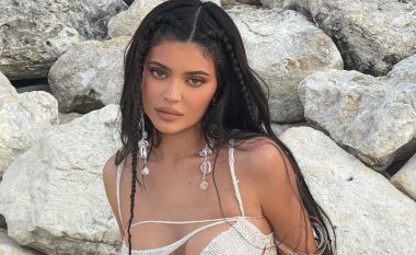 Kylie Jenner duket si një sirenë me përzgjedhjen e fustanit perfekt