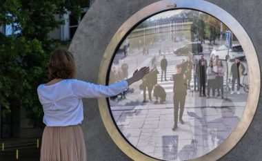 Në kryeqytetin e Lituanisë është ndërtuar një “portë virtuale”, përmes së cilës bëhet lidhja në kohë reale me njerëz në qytetet tjera