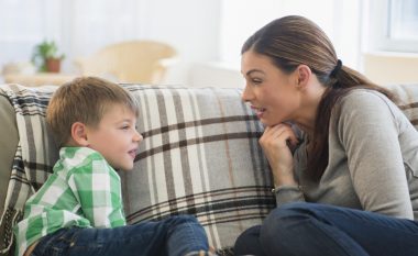 Mësoni fëmijët tuaj t’ju tregojnë përjetimet ditore të tyre rregullisht