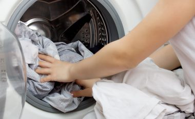 Këto katër gjëra nga kuzhina janë zëvendësim i shkëlqyeshëm, nëse nuk keni detergjent rrobash