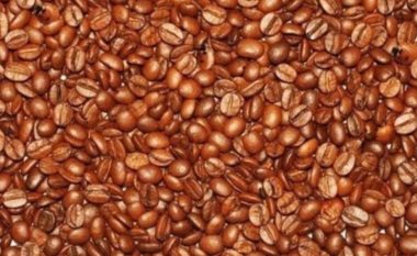 Çfarë rrëmuje në një foto: A shihni fëmijë dhe mollëkuqe midis kafesë?