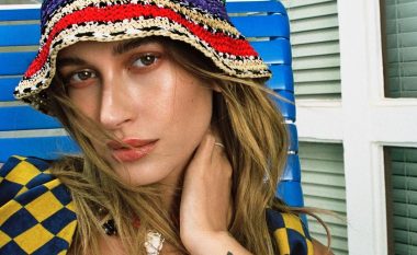 Hailey dhe Kendall vendosin trendin e bikinive shumëngjyrëshe