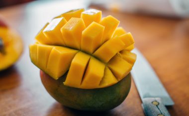Ky truk e bënë ngrënien e mangos shumë më të shpejtë dhe të lehtë