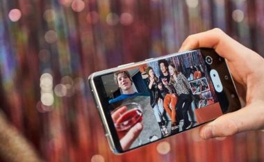 Samsung Galaxy S22 pa kamerë nën ekran?
