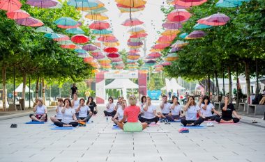 Organizata “She Inspires” promovon mirëqenien përmes jogës, në zemër të Prishtinës